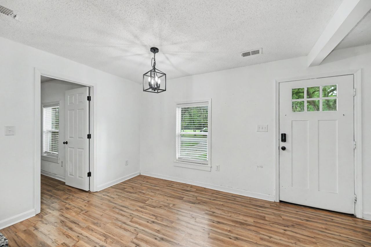 525 E Richardson Avenue Photo 4