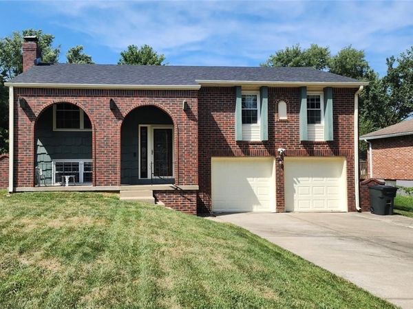 2901 NW Castle Drive, Blue Springs, MO 64015