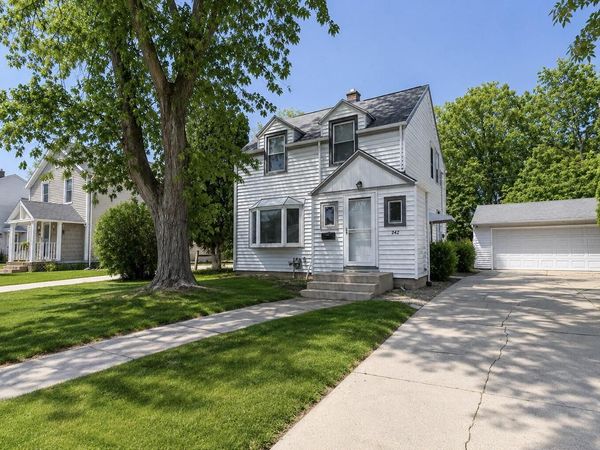242 E Gauer CIRCLE, Milwaukee, WI 53207