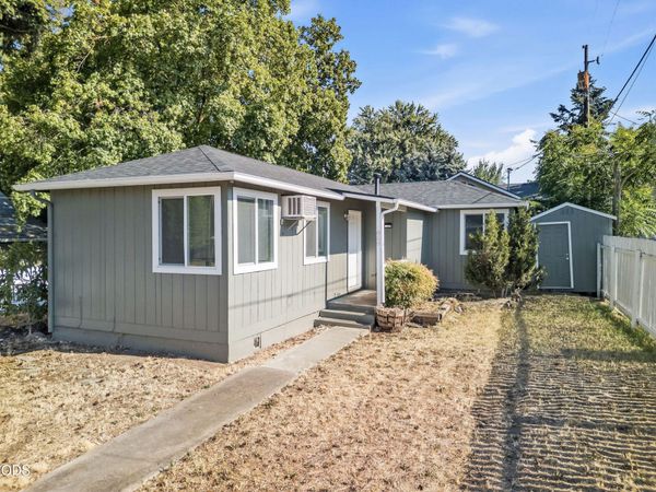 858 E 9th Street, Medford, OR 97504