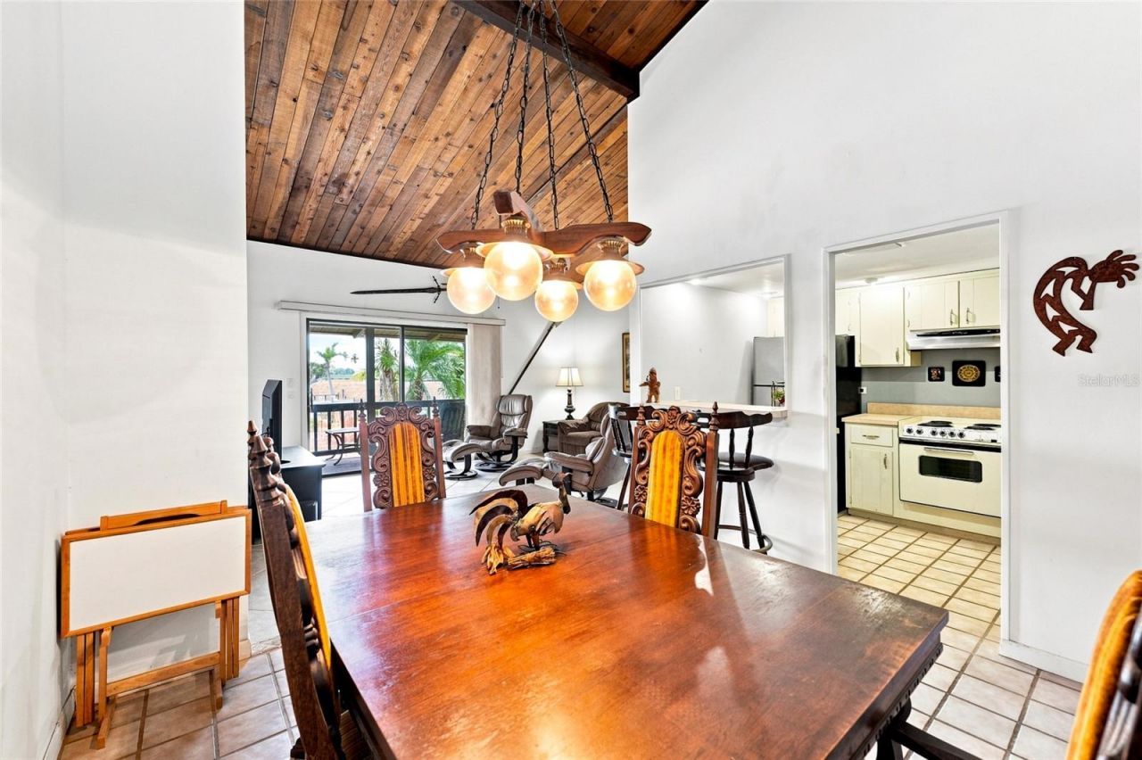 501 Plaza Seville Court, Unit 2, Treasure Island, FL 33706 Photo