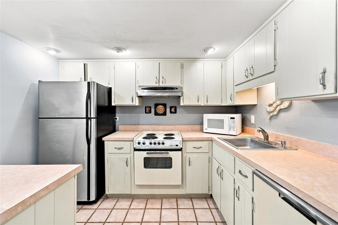501 Plaza Seville Court, Unit 2, Treasure Island, FL 33706 Photo
