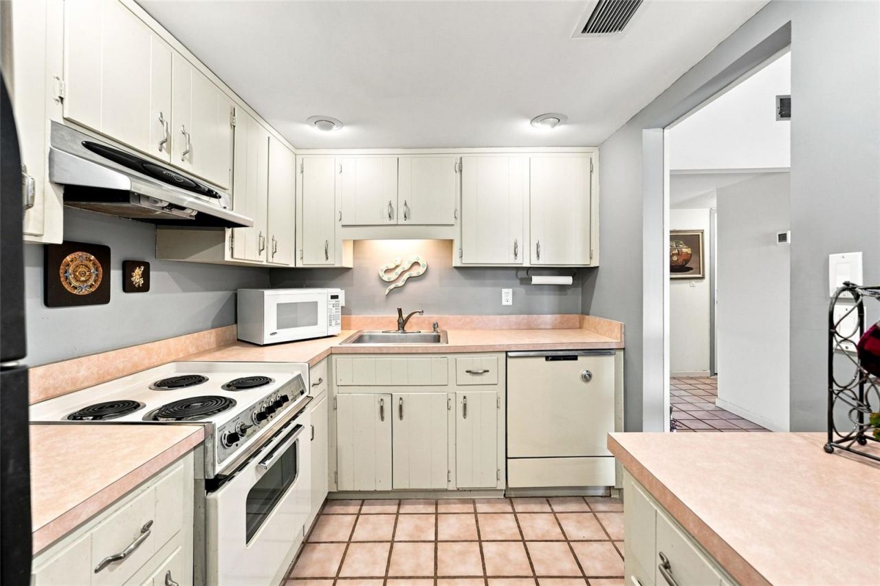 501 Plaza Seville Court, Unit 2, Treasure Island, FL 33706 Photo