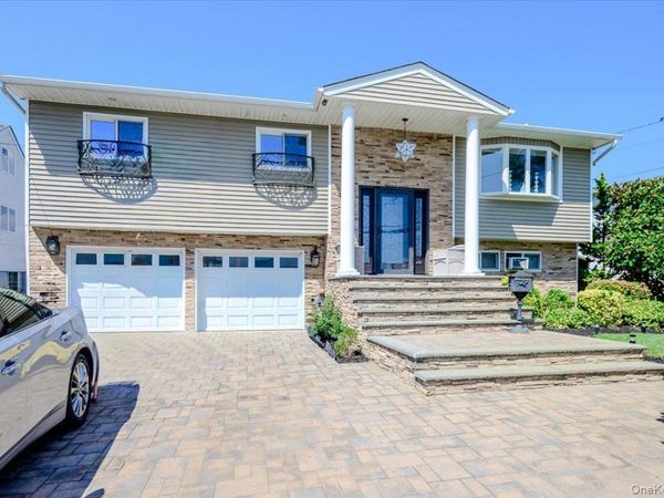3897 Darby Lane , Seaford, NY 11783