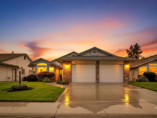 8261 W Echo Falls Ln, Garden City, ID 83714