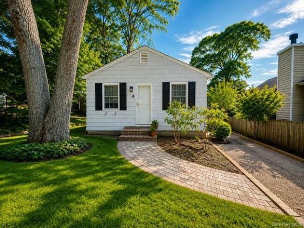 4 Vine Street, Hampton Bays, NY 11946
