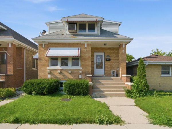 5704 W Newport Avenue , Chicago, IL 60634