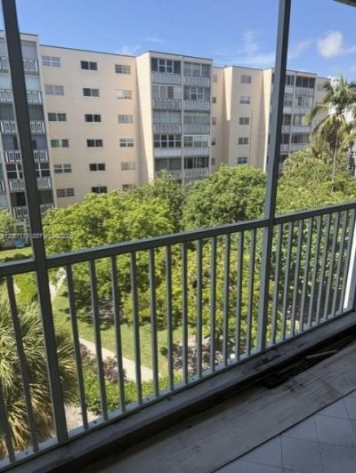 619 NE 14th Ave, Unit 403, Hallandale Beach, FL 33009 Photo