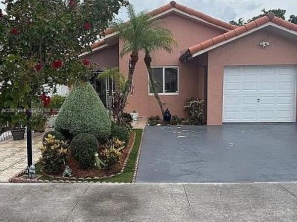 10070 SW 2nd St , Miami, FL 33174