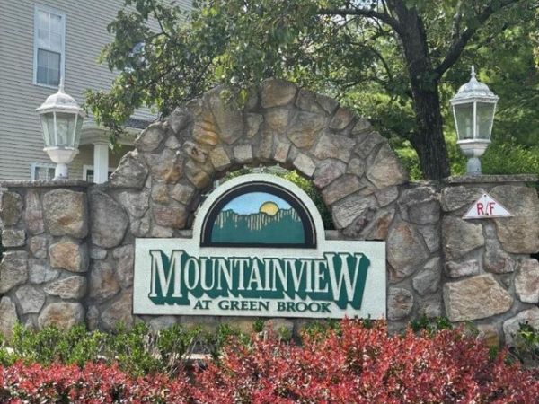 124 Wallace Ct, Green Brook, NJ 08812