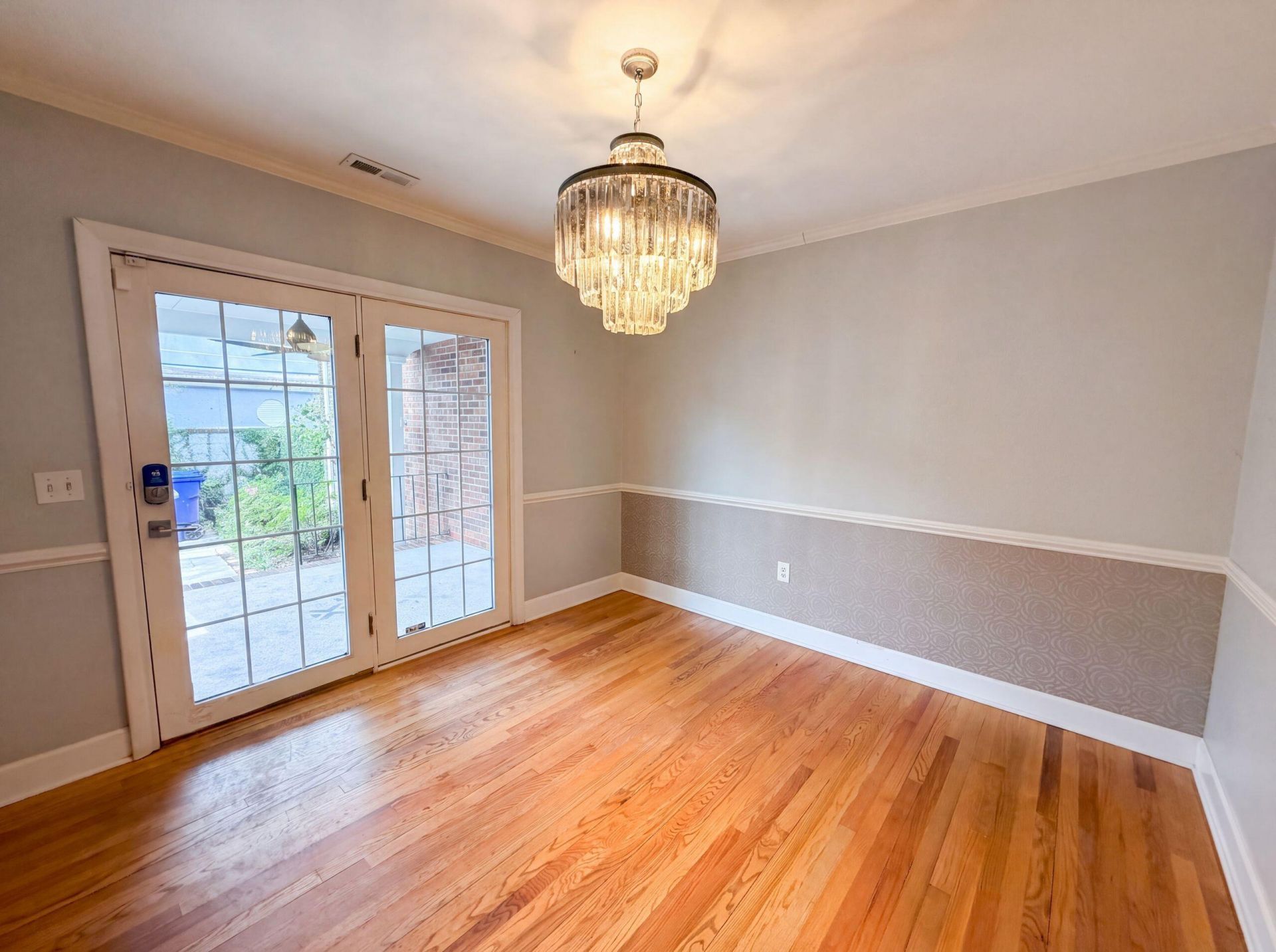 170 Queen Street Photo 7