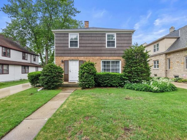 8811 W Hawthorne AVENUE, Unit 8813, Wauwatosa, WI 53226