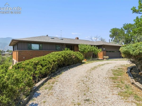 2260 Mesa Road, Colorado Springs, CO 80904