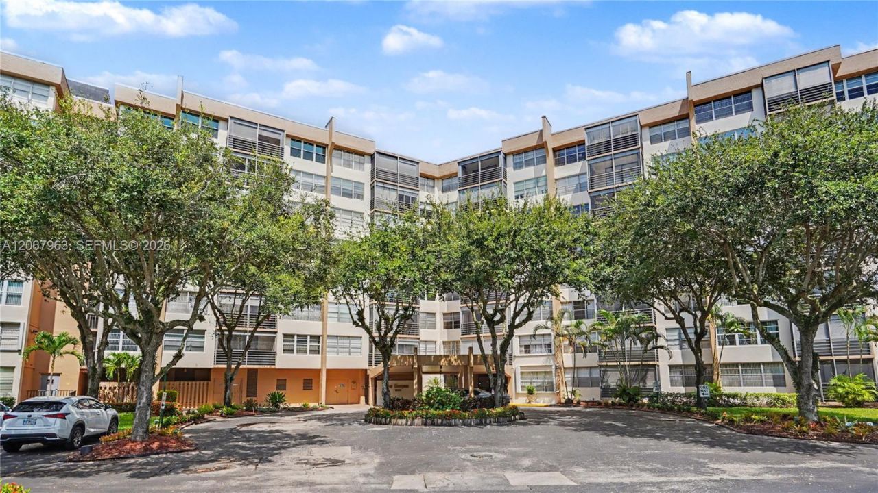 1300 Saint Charles Pl, Unit 417, Pembroke Pines, FL 33026 Photo