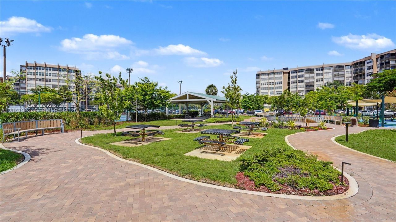 1300 Saint Charles Pl, Unit 417, Pembroke Pines, FL 33026 Photo