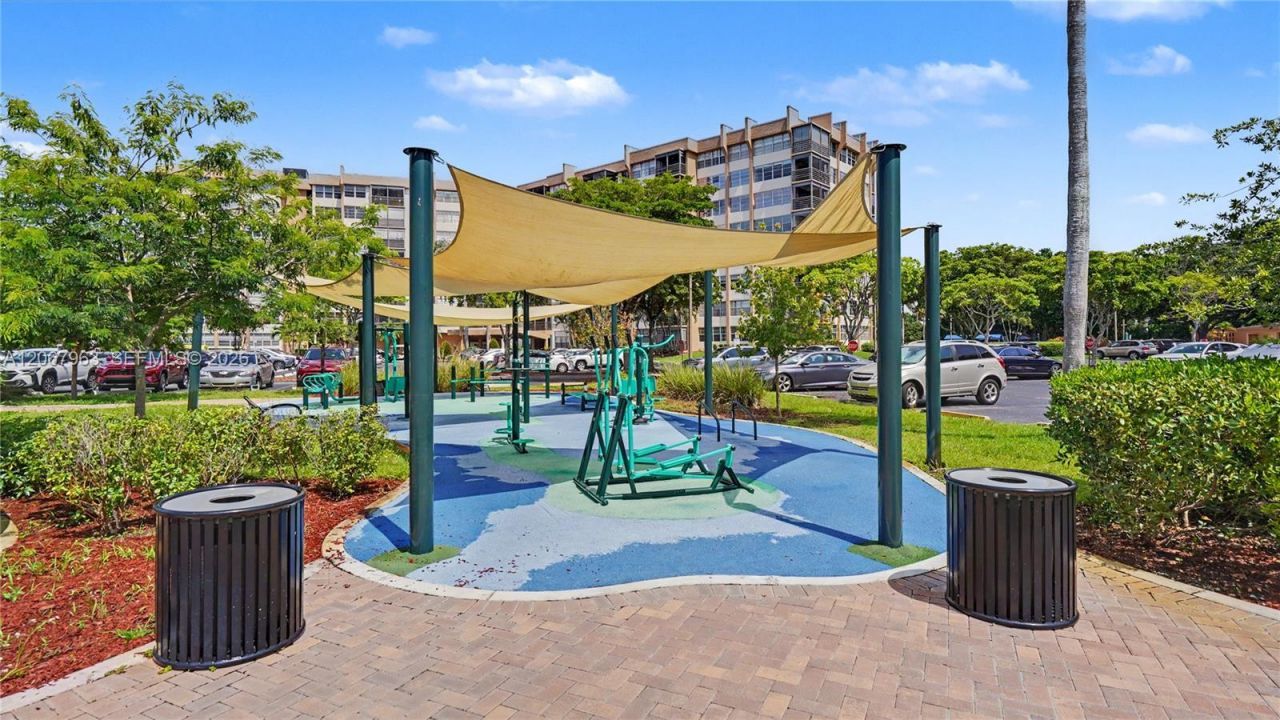 1300 Saint Charles Pl, Unit 417, Pembroke Pines, FL 33026 Photo