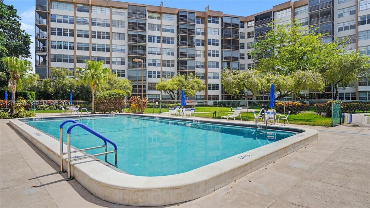1300 Saint Charles Pl, Unit 417, Pembroke Pines, FL 33026 Photo