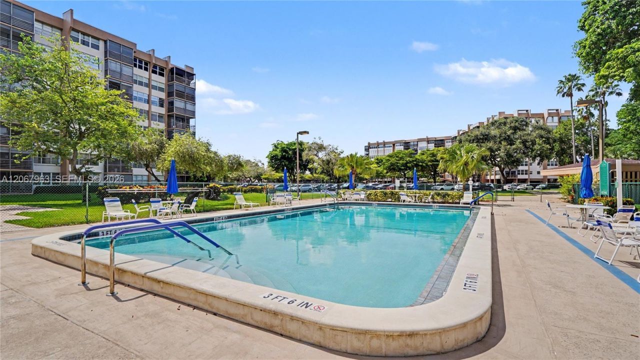 1300 Saint Charles Pl, Unit 417, Pembroke Pines, FL 33026 Photo