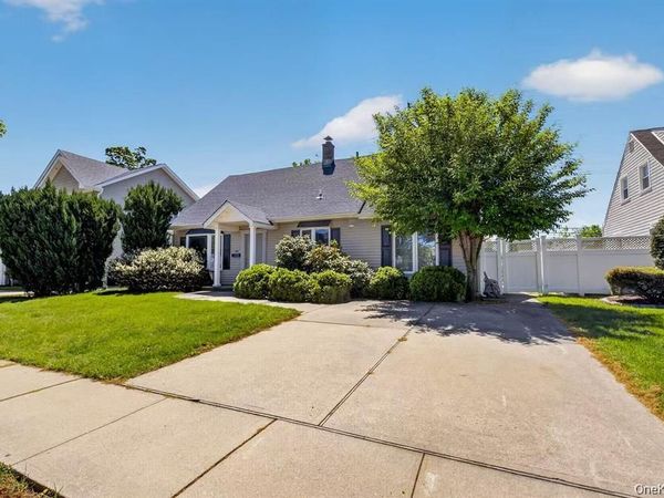 84 Cornflower , Levittown, NY 11756