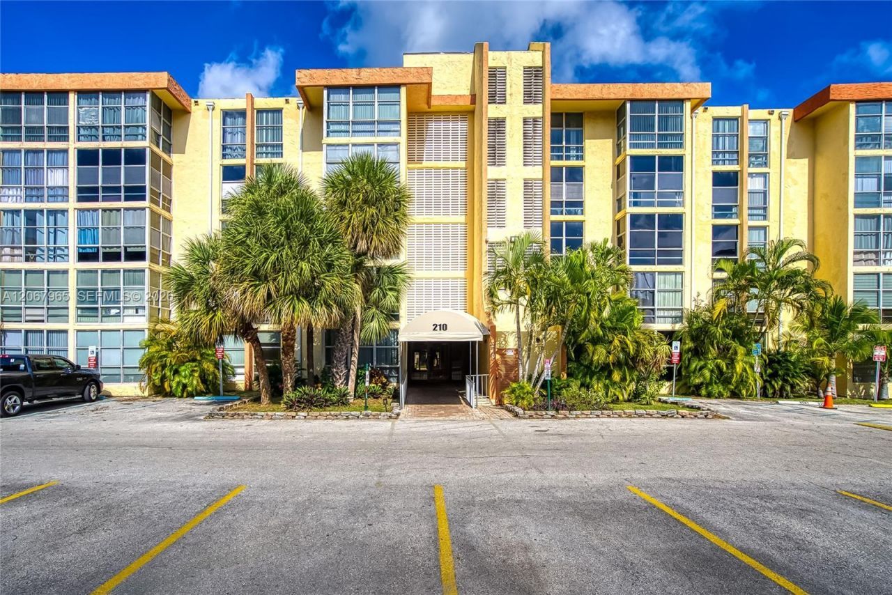 210 172nd St , Unit 533, Sunny Isles Beach, FL 33160 Photo
