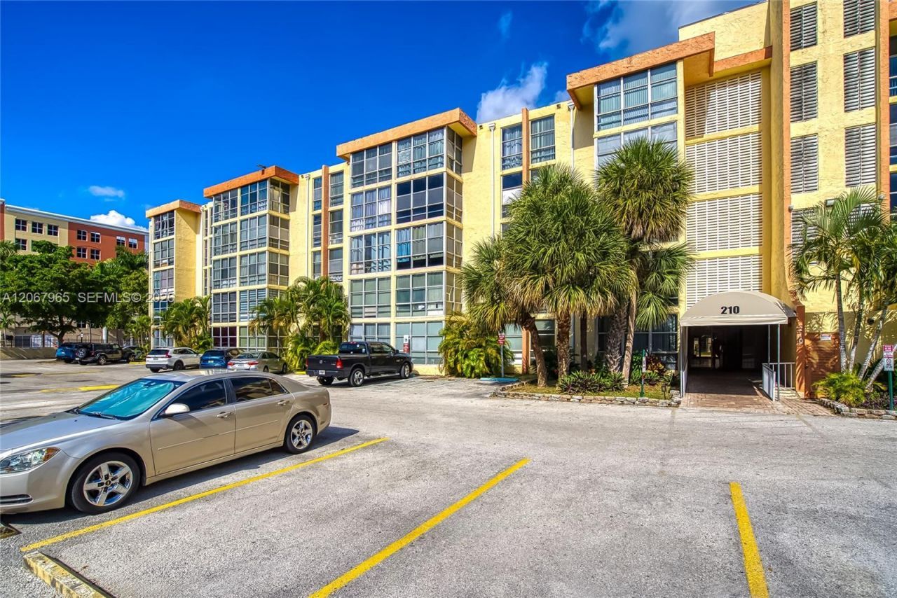 210 172nd St , Unit 533, Sunny Isles Beach, FL 33160 Photo