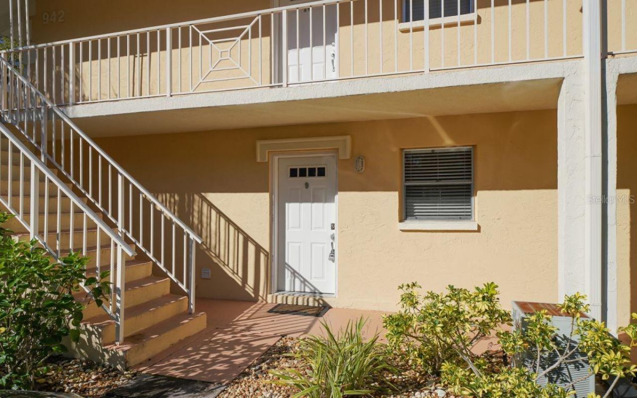 942 La Costa Circle, Unit 9, Sarasota, FL 34237 Main Photo