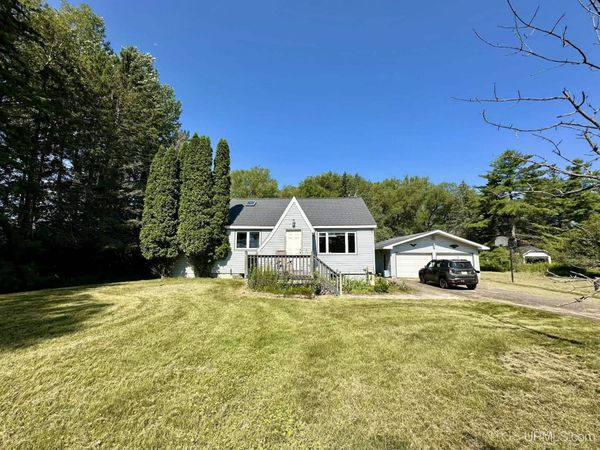 1114 Willow Road, Gladstone, MI 49837