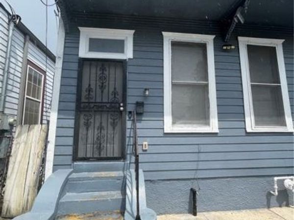 2011 ALMONASTER Avenue , New Orleans, LA 70117