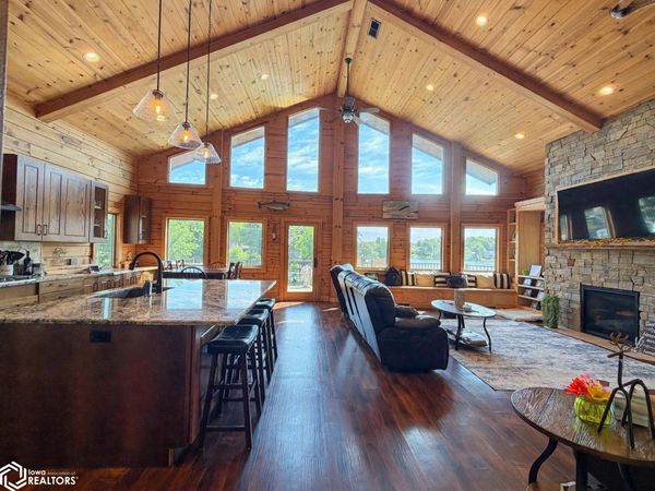 4214 W Lakeshore Drive, Brooklyn, IA 52211