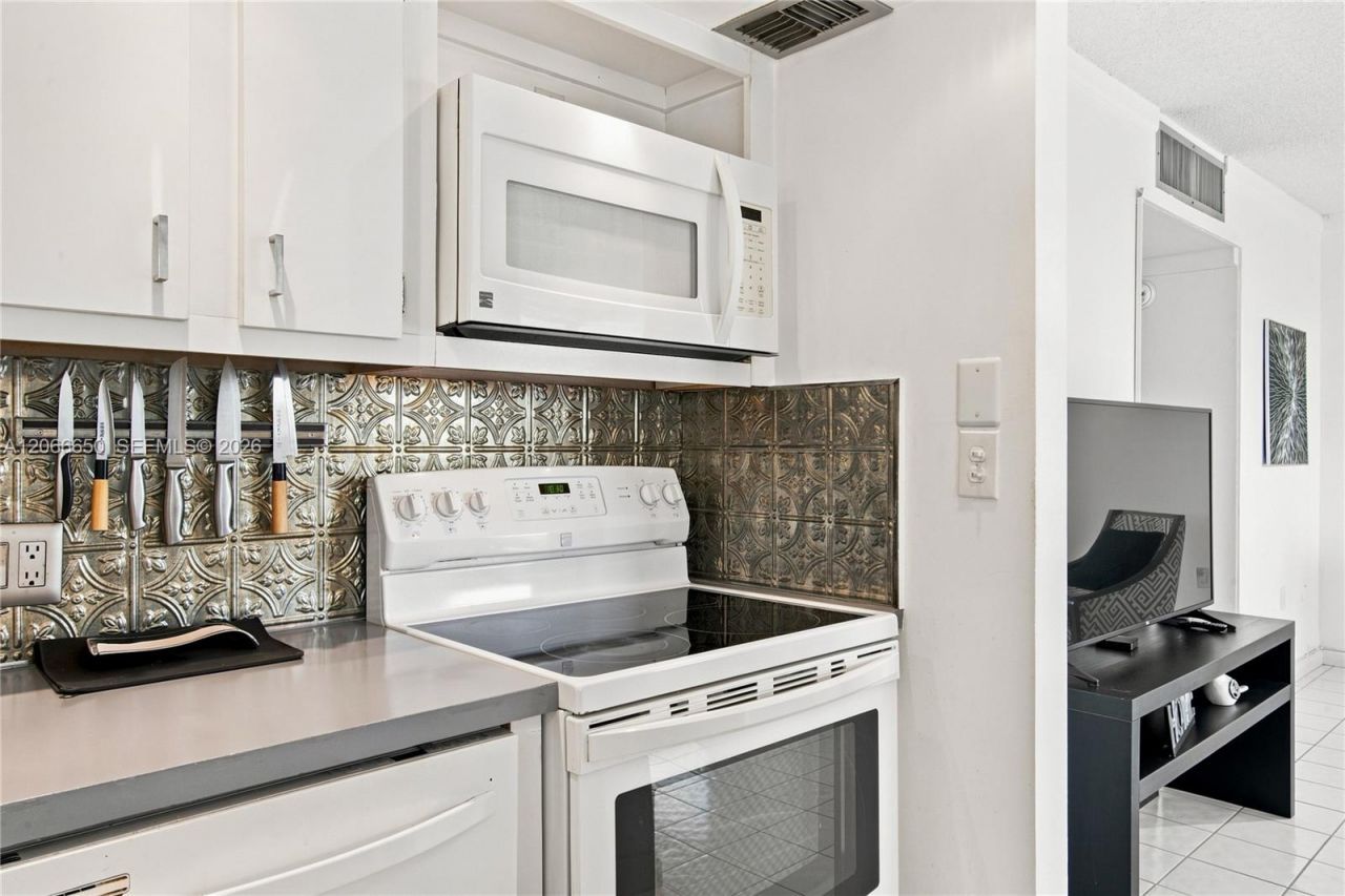 3675 N Country Club Dr , Unit 401, Aventura, FL 33180 Photo