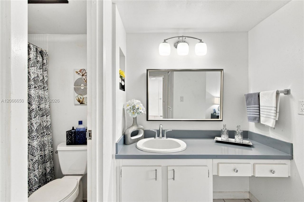 3675 N Country Club Dr , Unit 401, Aventura, FL 33180 Photo