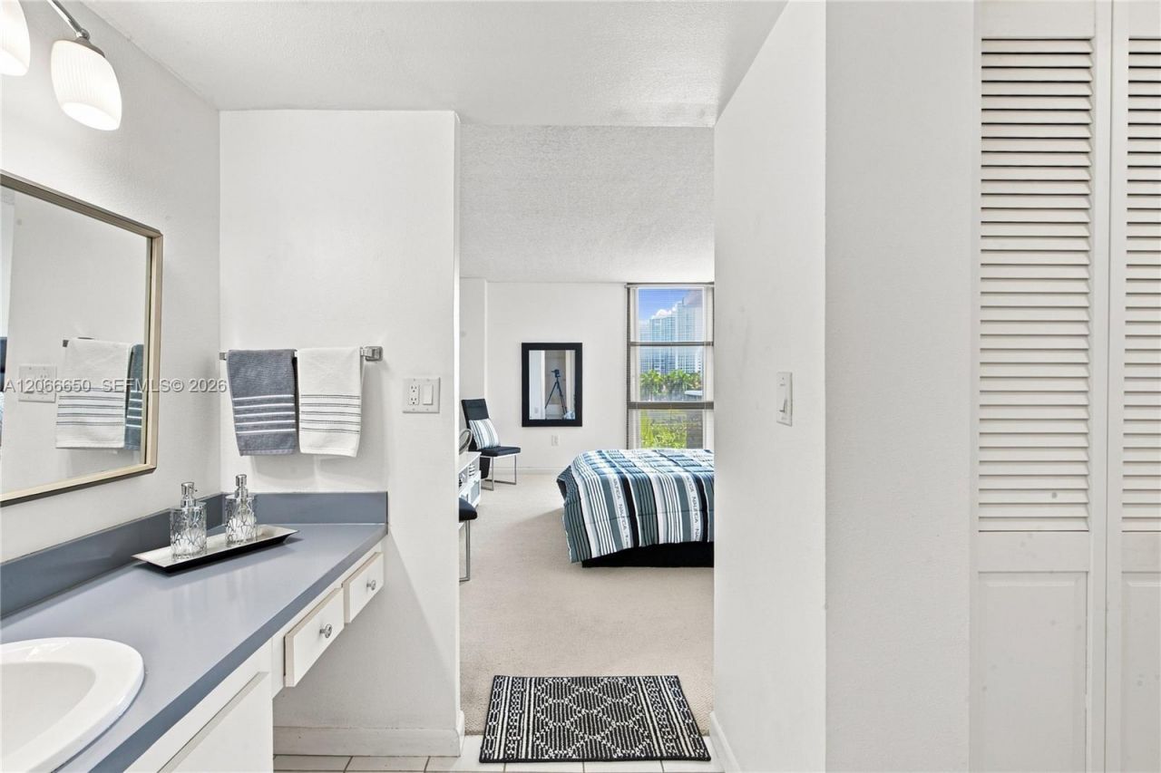 3675 N Country Club Dr , Unit 401, Aventura, FL 33180 Photo
