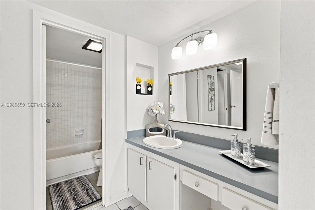 3675 N Country Club Dr , Unit 401, Aventura, FL 33180 Photo