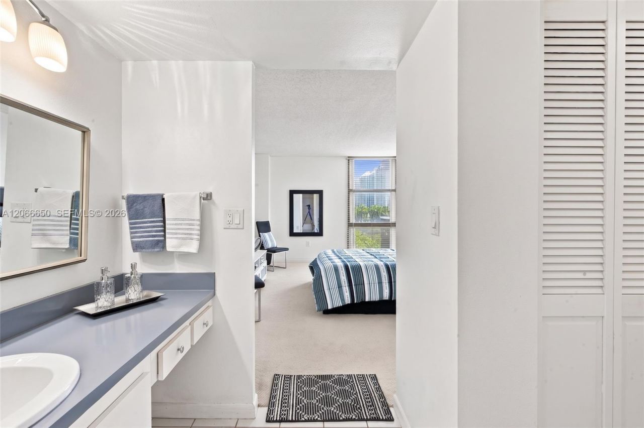 3675 N Country Club Dr , Unit 401, Aventura, FL 33180 Photo