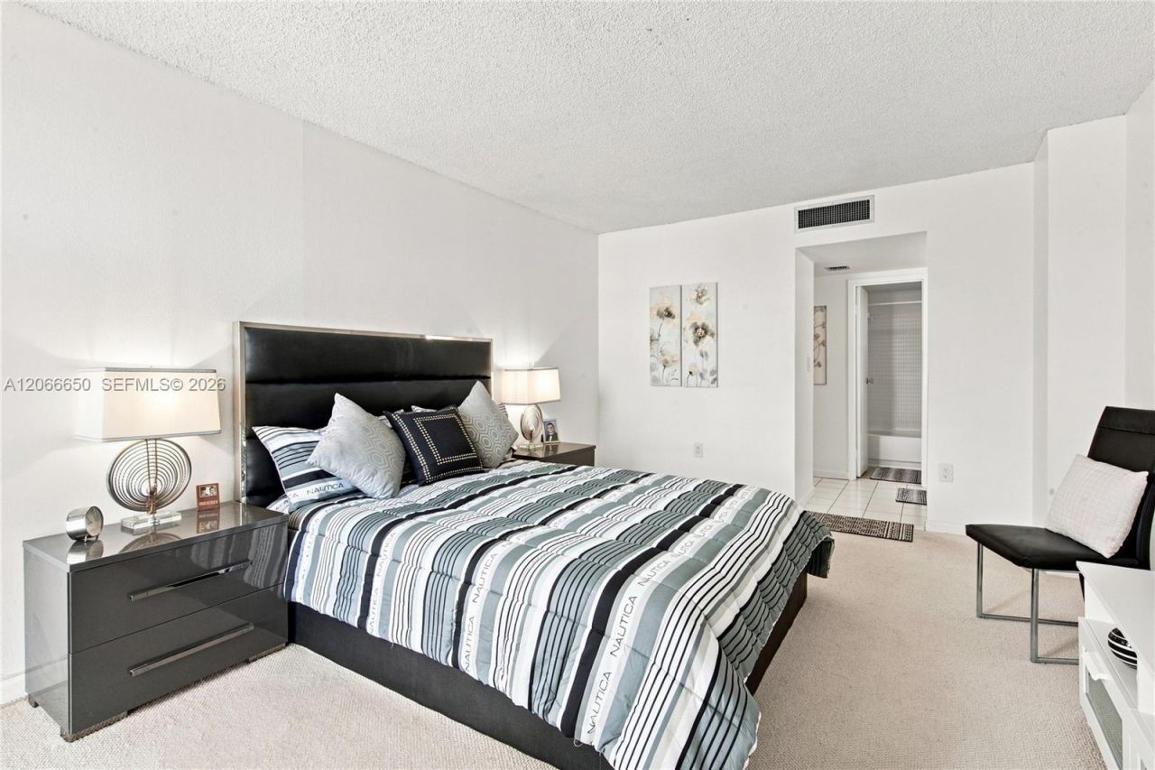 3675 N Country Club Dr , Unit 401, Aventura, FL 33180 Photo