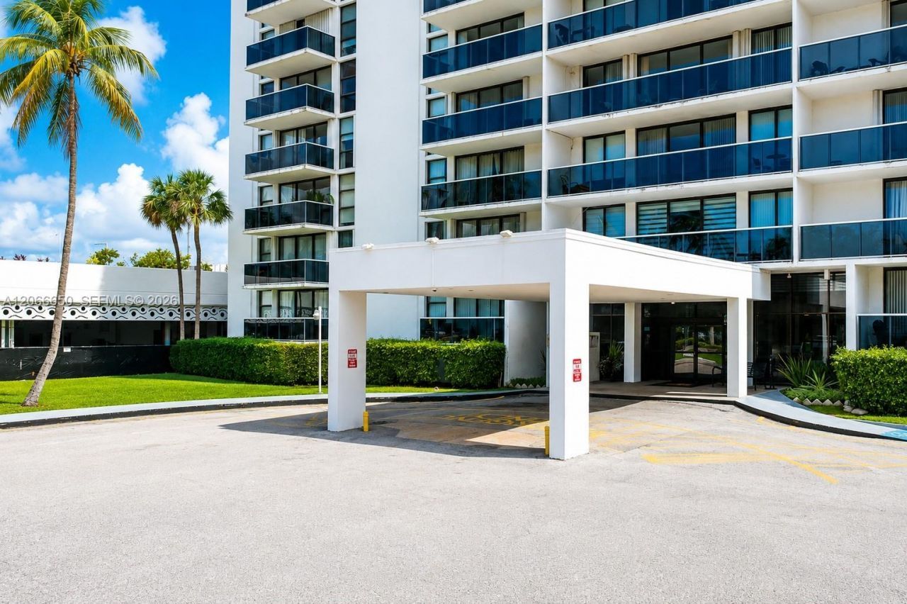 3675 N Country Club Dr , Unit 401, Aventura, FL 33180 Photo