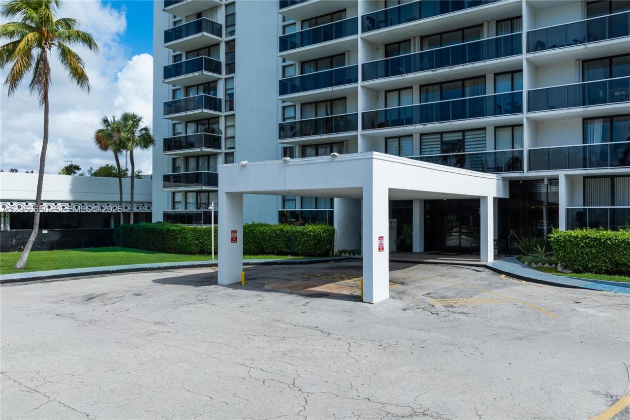 3675 N Country Club Dr , Unit 401, Aventura, FL 33180 Photo