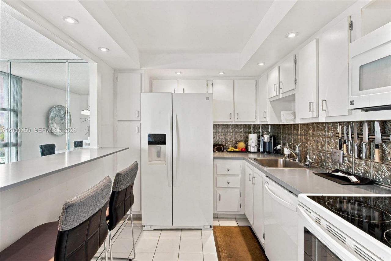 3675 N Country Club Dr , Unit 401, Aventura, FL 33180 Photo