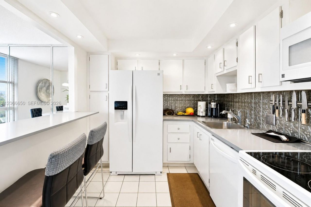 3675 N Country Club Dr , Unit 401, Aventura, FL 33180 Photo