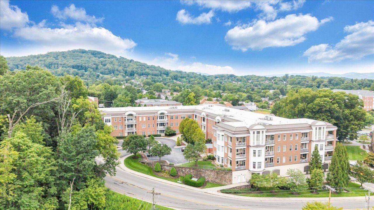 2125 Yellow Mountain Rd Se, Unit APT 302, Roanoke, VA 24014 Main Photo