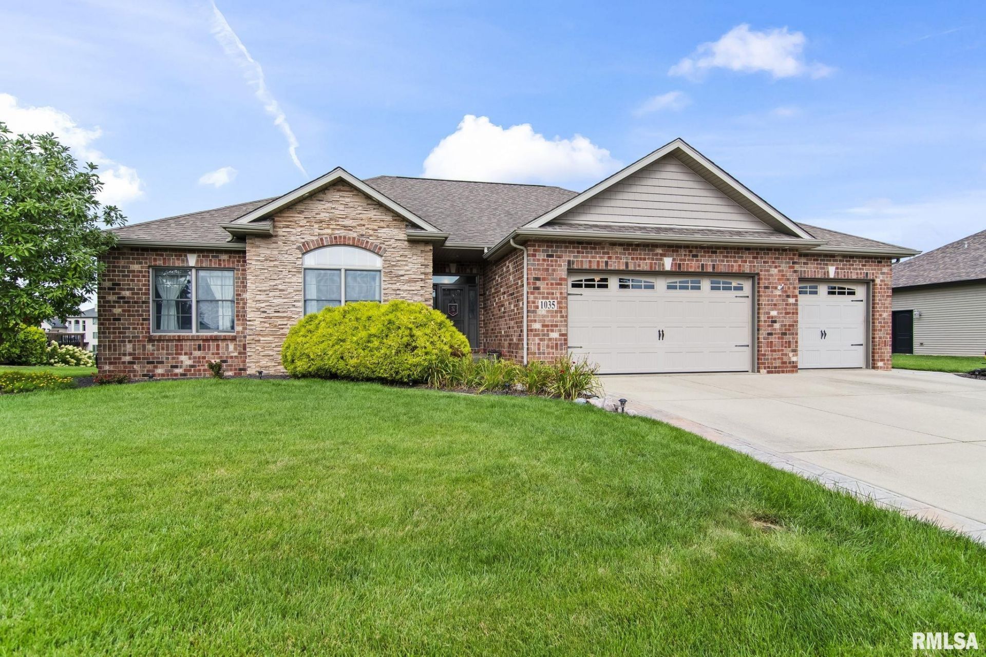 1035 Fountain Park Drive, Sherman, IL 62684 Main Photo