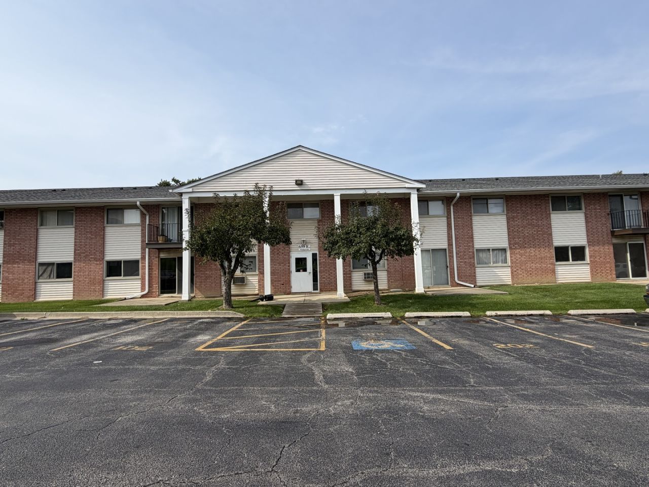 659 E Fullerton Avenue, Unit 210, Glendale Heights, IL 60139 Main Photo