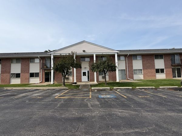 659 E Fullerton Avenue, Unit 210, Glendale Heights, IL 60139