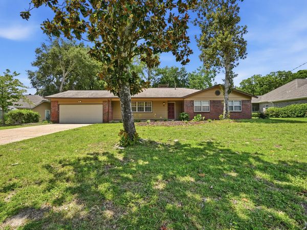 98 Country Club Road, Shalimar, FL 32579