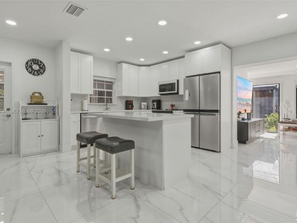 11621 NW 58th Pl , Hialeah, FL 33012