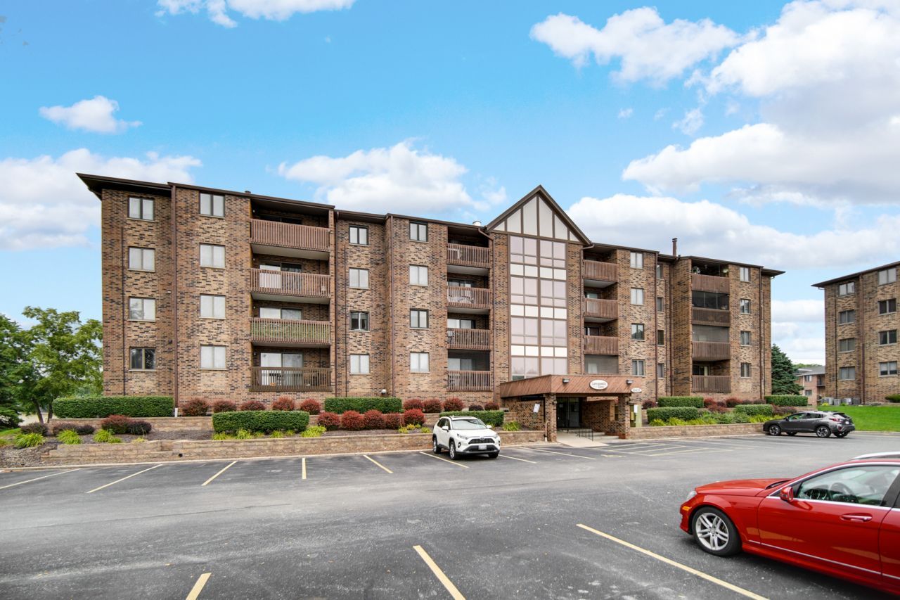 10420 Circle Drive, Unit 42B, Oak Lawn, IL 60453 Main Photo