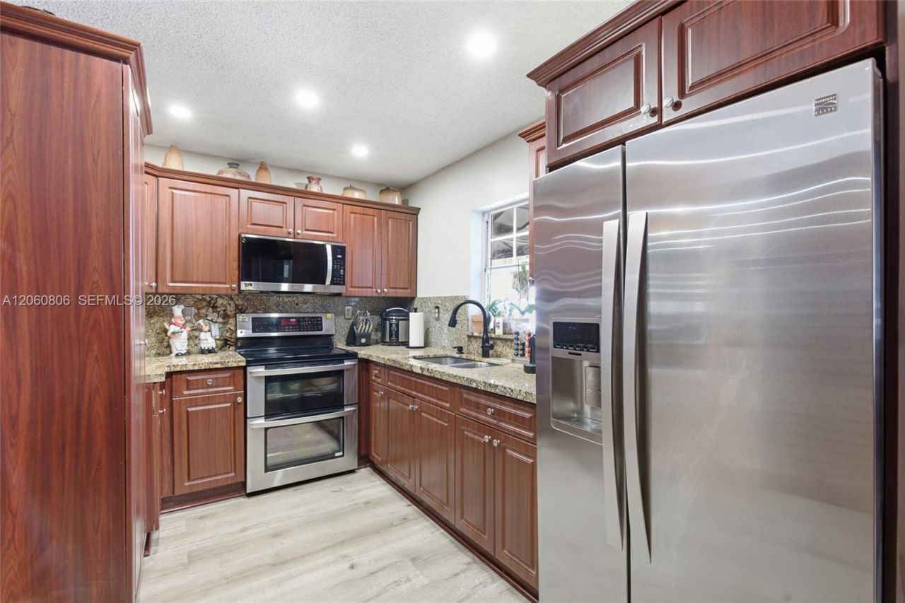 9011 NW 193rd Ter, Hialeah, FL 33018 Photo