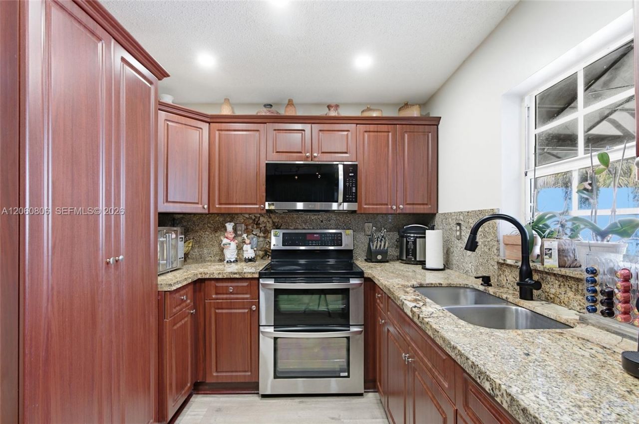 9011 NW 193rd Ter, Hialeah, FL 33018 Photo