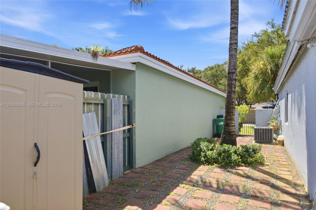 9011 NW 193rd Ter, Hialeah, FL 33018 Photo