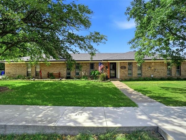902 Meadowcreek Street, Krum, TX 76249
